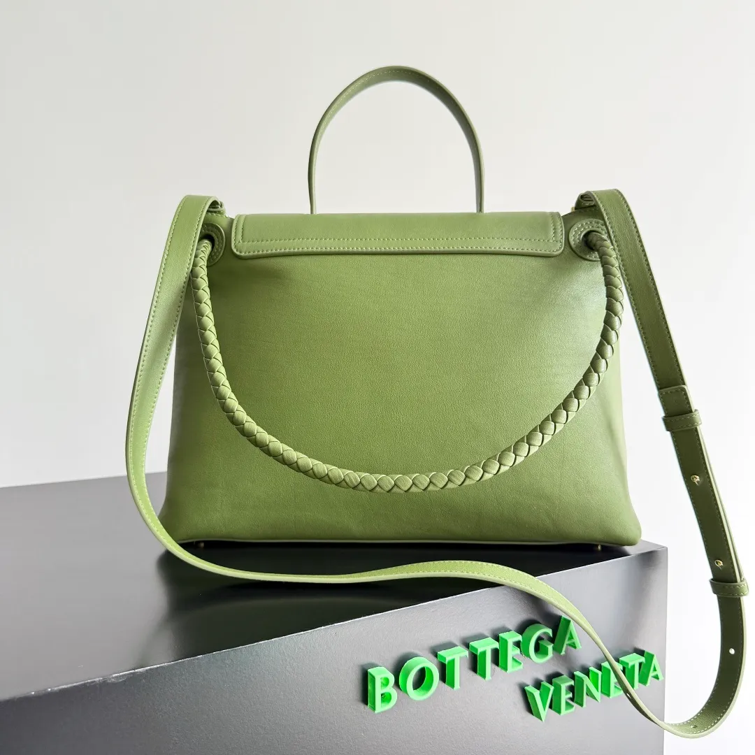 Batch 2360 BottegaVeneta Latest Ciao Ciao Bag Silky cowhide two-way flap handbag with signature twist detail, hidden hook closure, flap can be fastened to the front or attached to the INTRECCIATO woven interior pocket, comes with an adjustable and detachable crossbody strap, interior compartment, and also features a zippered pocket. The surprise flap has various shapes. Style 1 - Cover the bag surface and expose the knot decoration. Style 2 - Place the flap inside the bag. A buckle is also designed. Style 3 - The U-shaped position of the top handle in the hand bag. Style No.: 817231 Size: 34*26*15cm